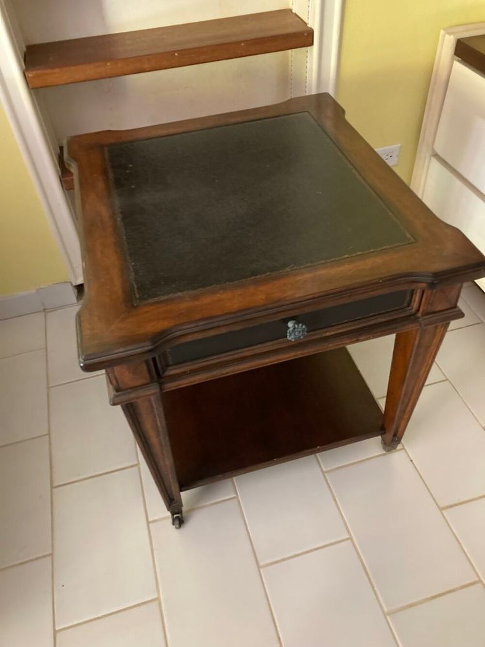Tables d'appoint salon / Tables de chevet 
Dessuis cuir Meubles