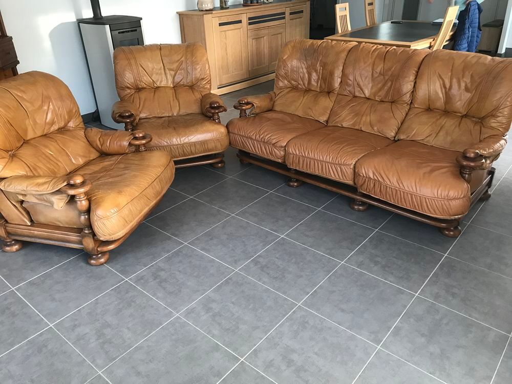  canap&eacute; et deux fauteuil , bois et cuir Meubles