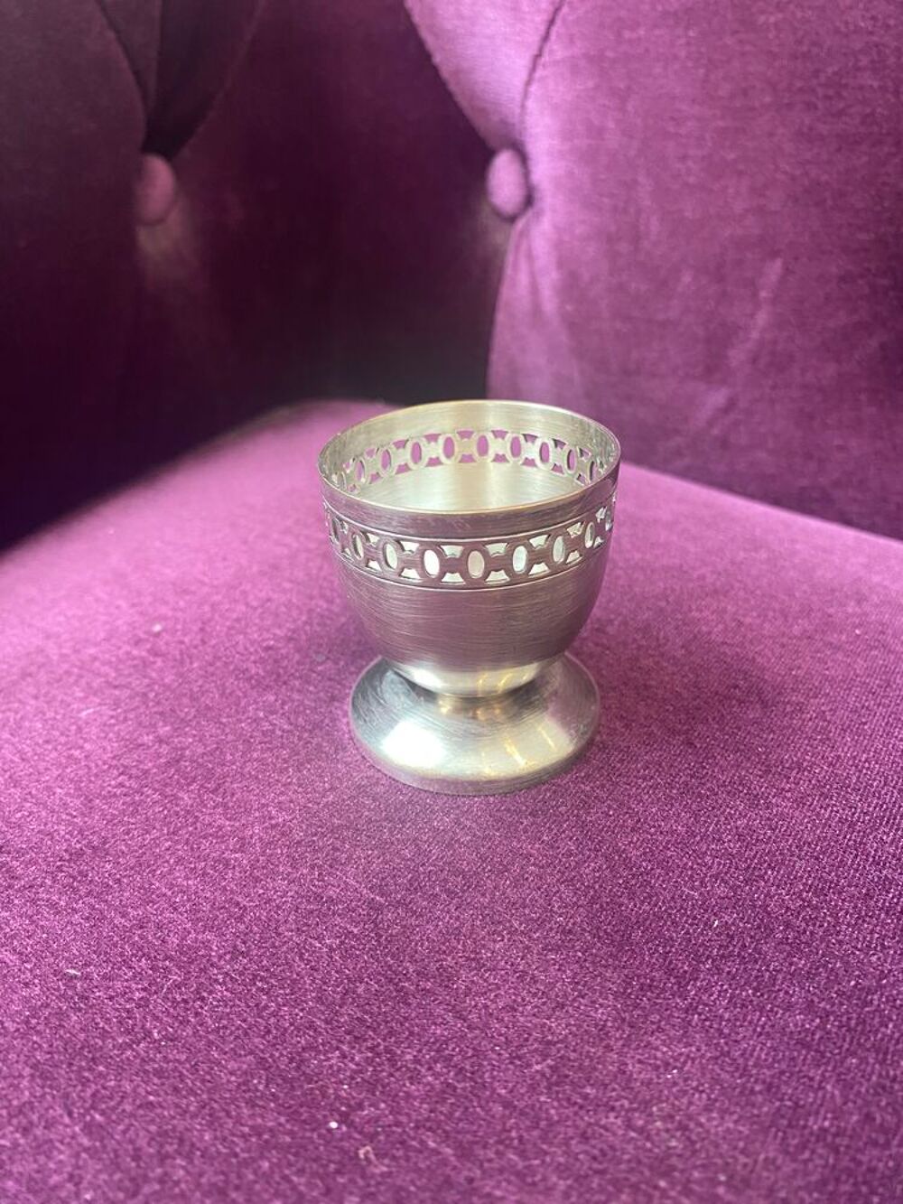 Coquetier avec trous 