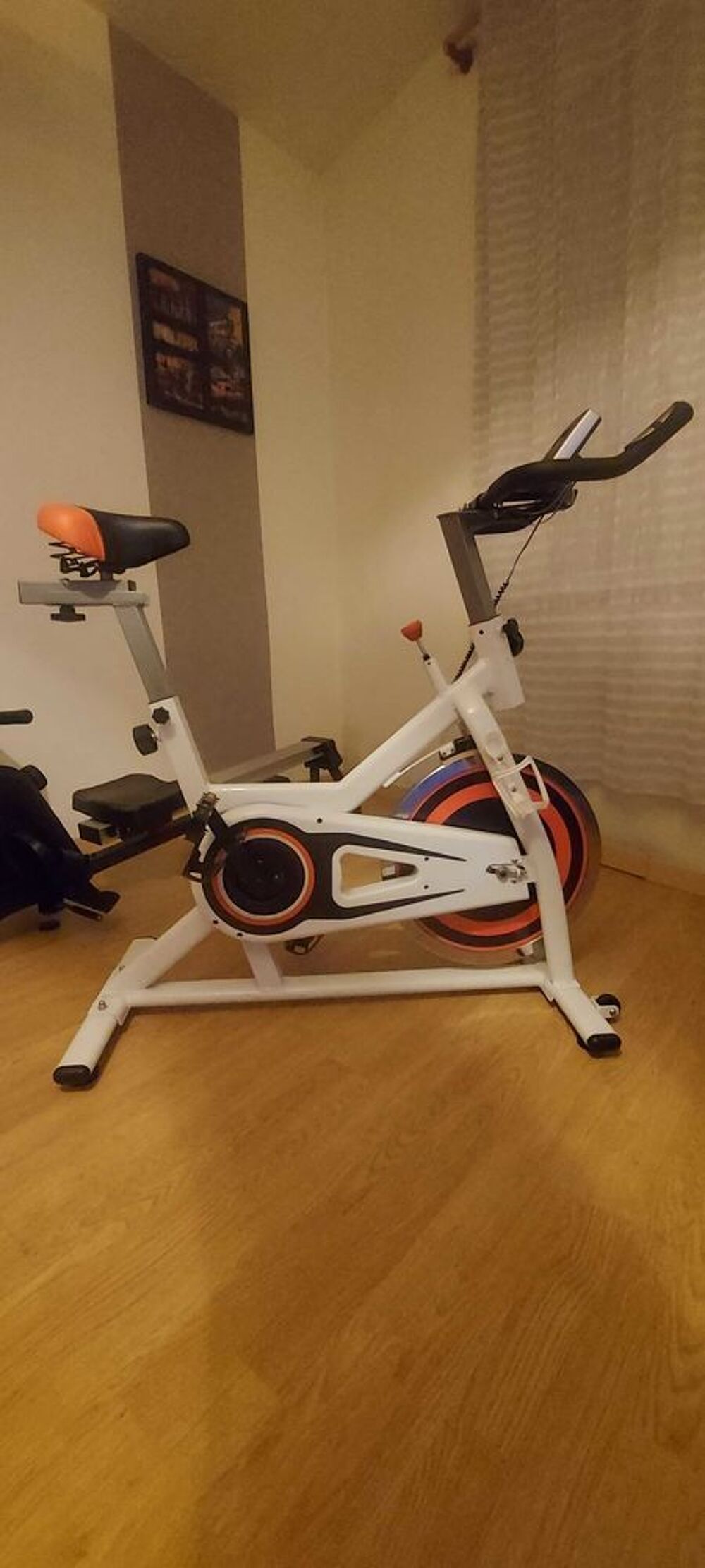 v&eacute;lo spinning &eacute;tat neuf ! 80 € .Le rameur est vendu ! Sports
