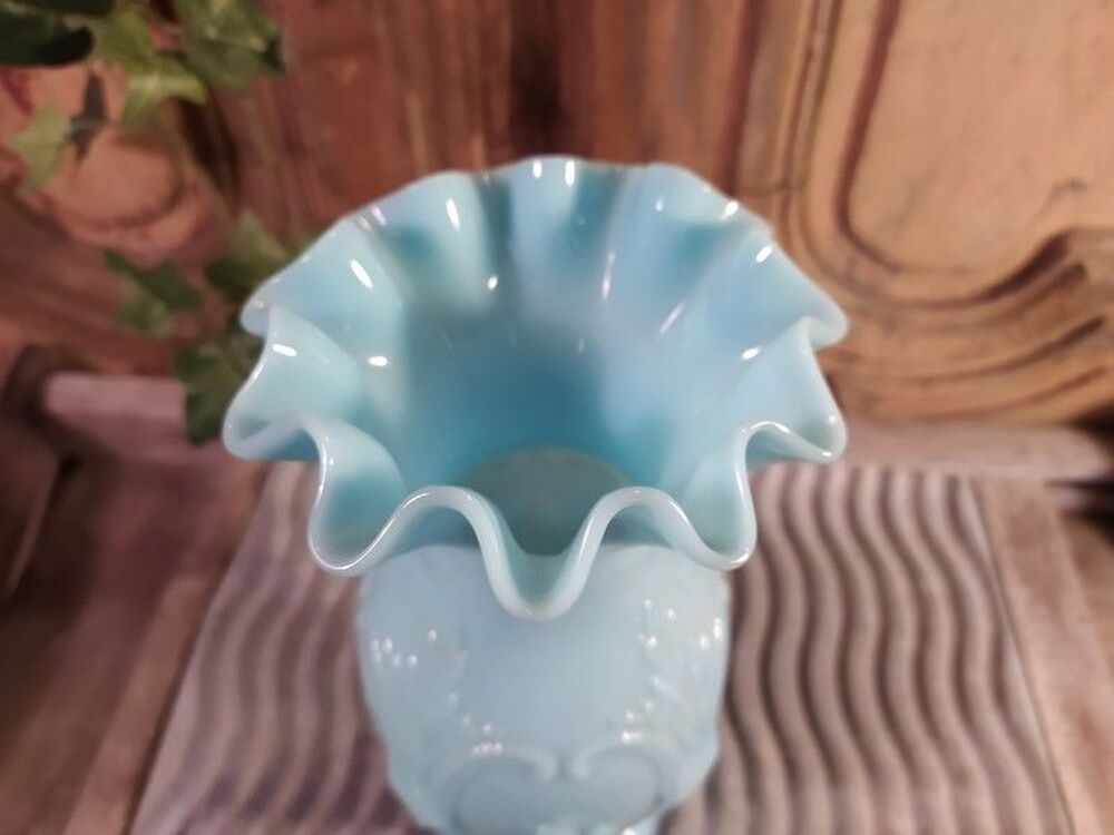 Vase Opaline de Saint-Louis Bleue XIX&egrave;me Décoration