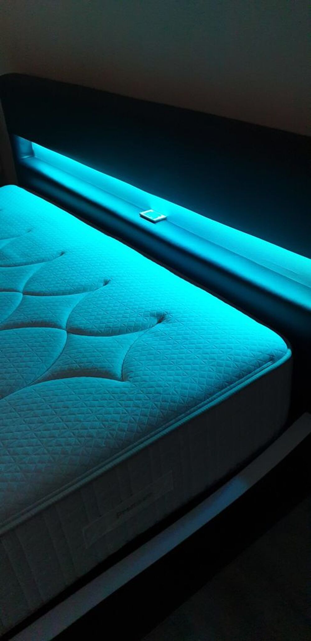 Lit coffre avec led et t&eacute;l&eacute;commande Meubles