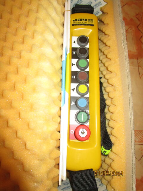 bo�te �   boutons radiocommand�e marque JAY 299 Chanteloup-en-Brie (77)