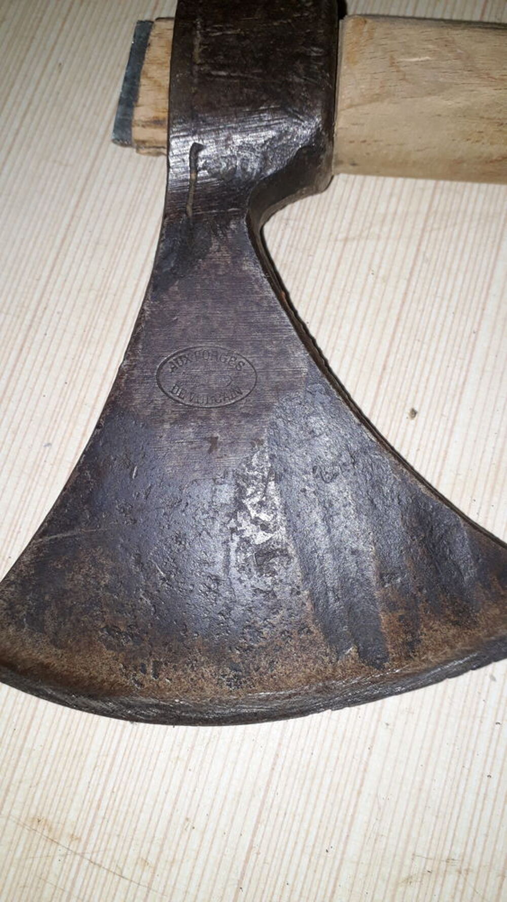 Hache l&eacute;g&egrave;re. Bricolage