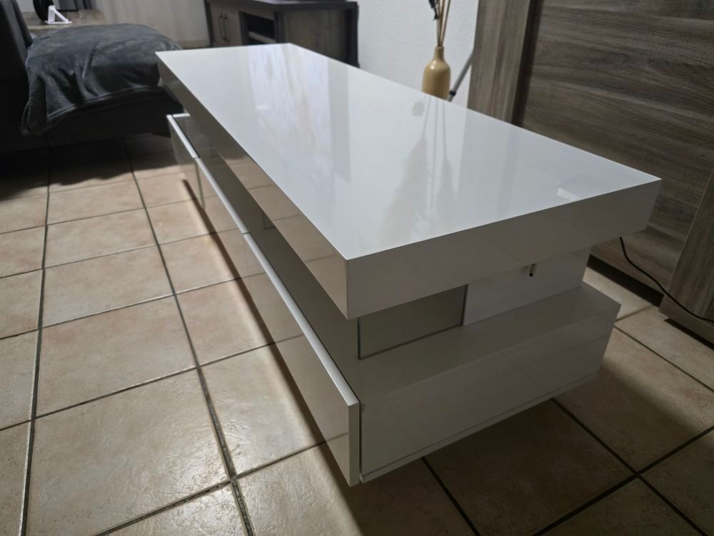 MEUBLE TV EN LAQU&Eacute; BLANC AVEC R&Eacute;TRO-&Eacute;CLAIRAGE Meubles