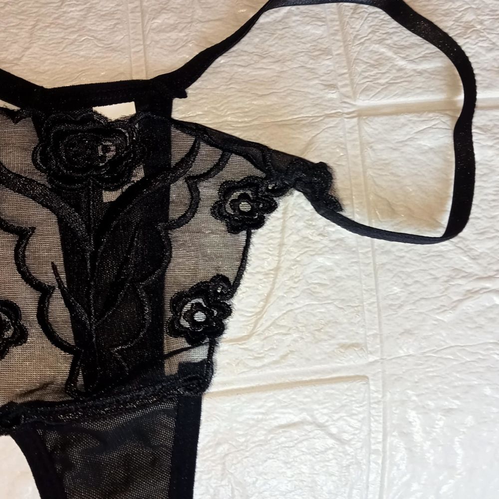 String femme dentelle en noir ou blanc TL Vtements