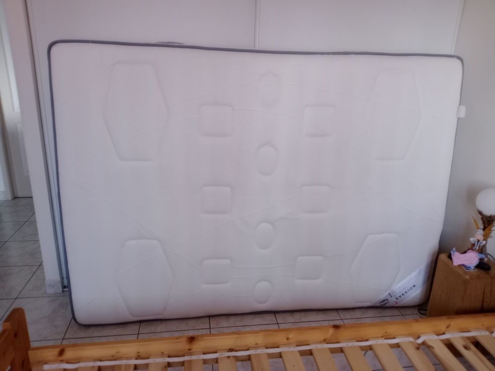 LIT 140X200 ARMATURE PIN MATELAS SIMONS PRIX SACRIFI&Eacute; Meubles