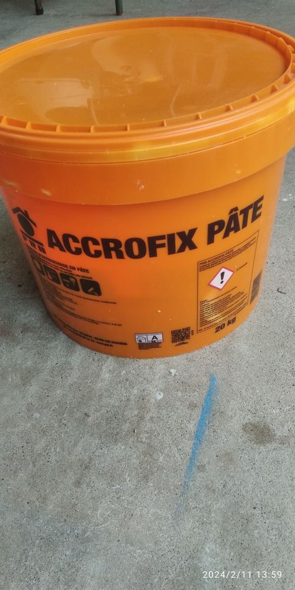 p&acirc;te accrofix de marque PRB. Bricolage