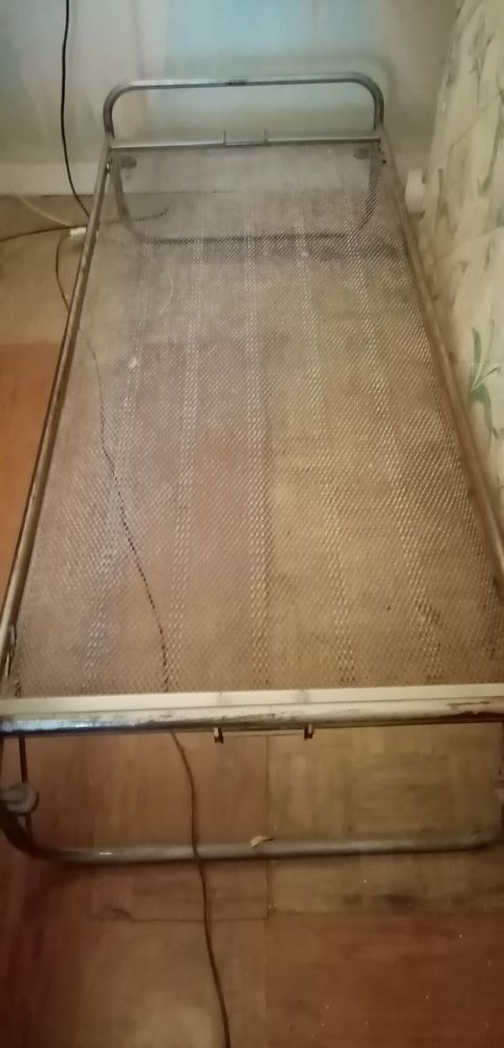 lit en fer + matelas + couette + oreillers Meubles