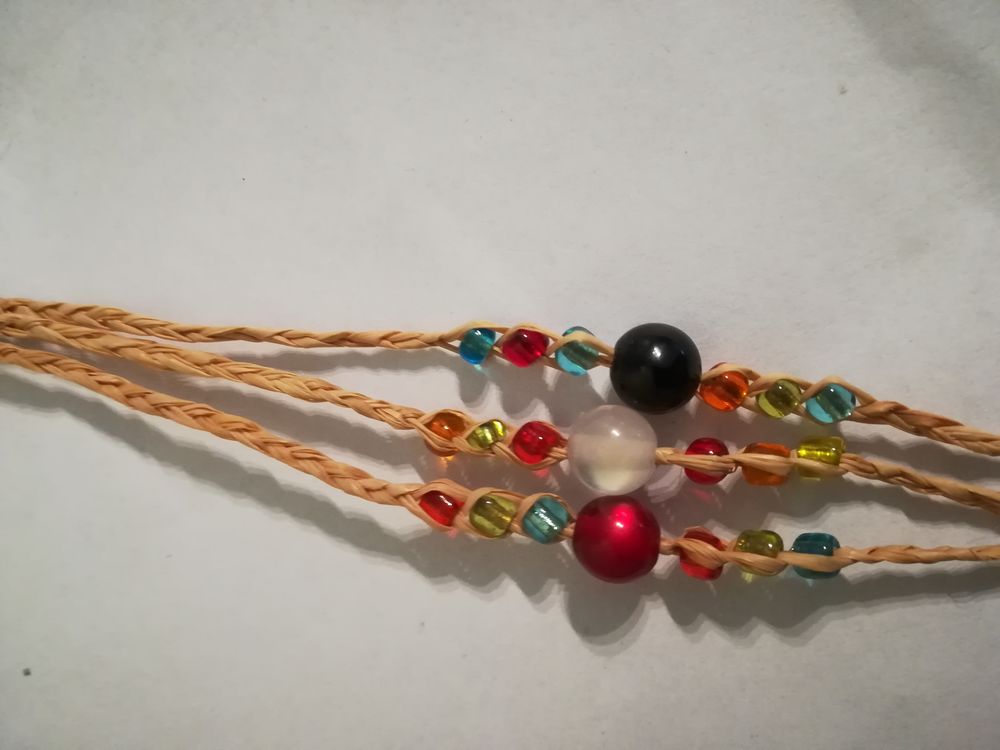 BRACELET EN CORDE + pierres de couleur
Bijoux et montres