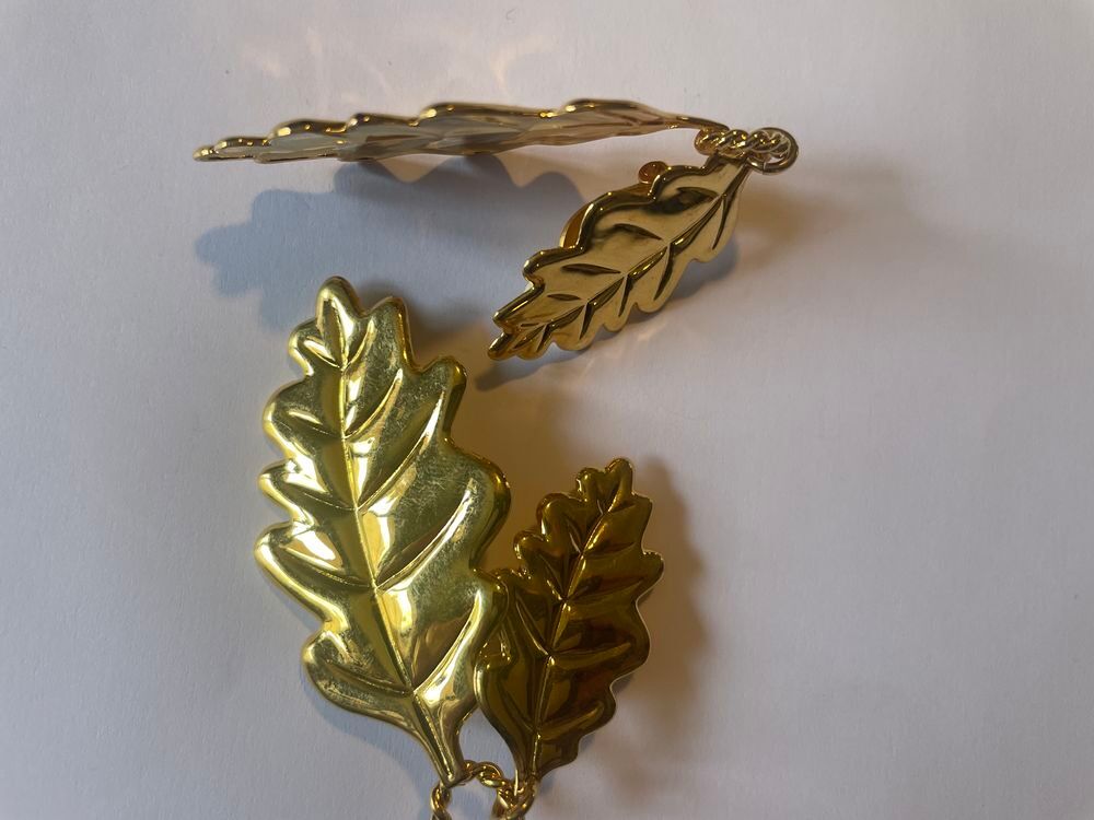 BO clip dor&eacute;e feuille ch&ecirc;ne avec pendant feuille Fressange Bijoux et montres