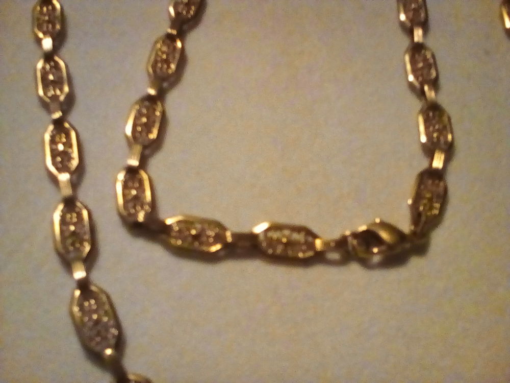 Colliers en plaqu&eacute; or tr&egrave;s bonne qualit&eacute;. Bijoux et montres