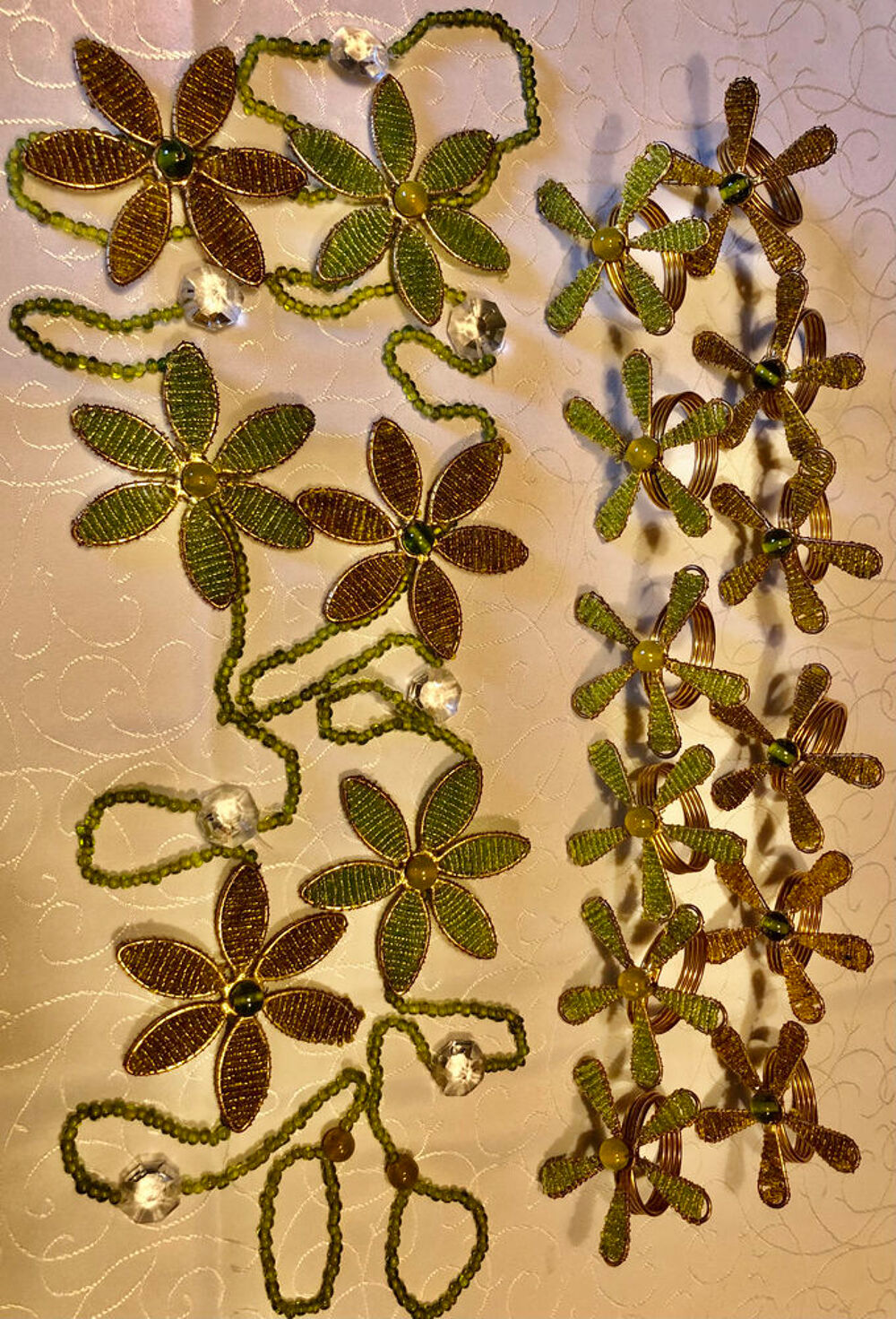 D&Eacute;CO TABLE-GUIRLANDE DE FLEURS EN PERLE +12 RONDS SERVIETTES Décoration