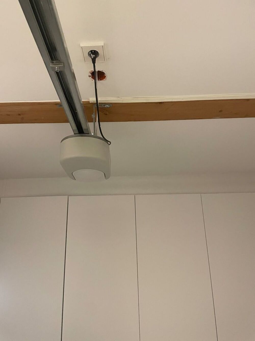 Porte de garage en bois motoris&eacute;e SOMFY Bricolage