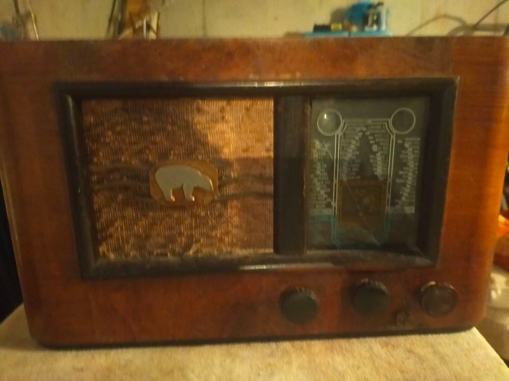 3 postes anciens et 1 tourne disque 