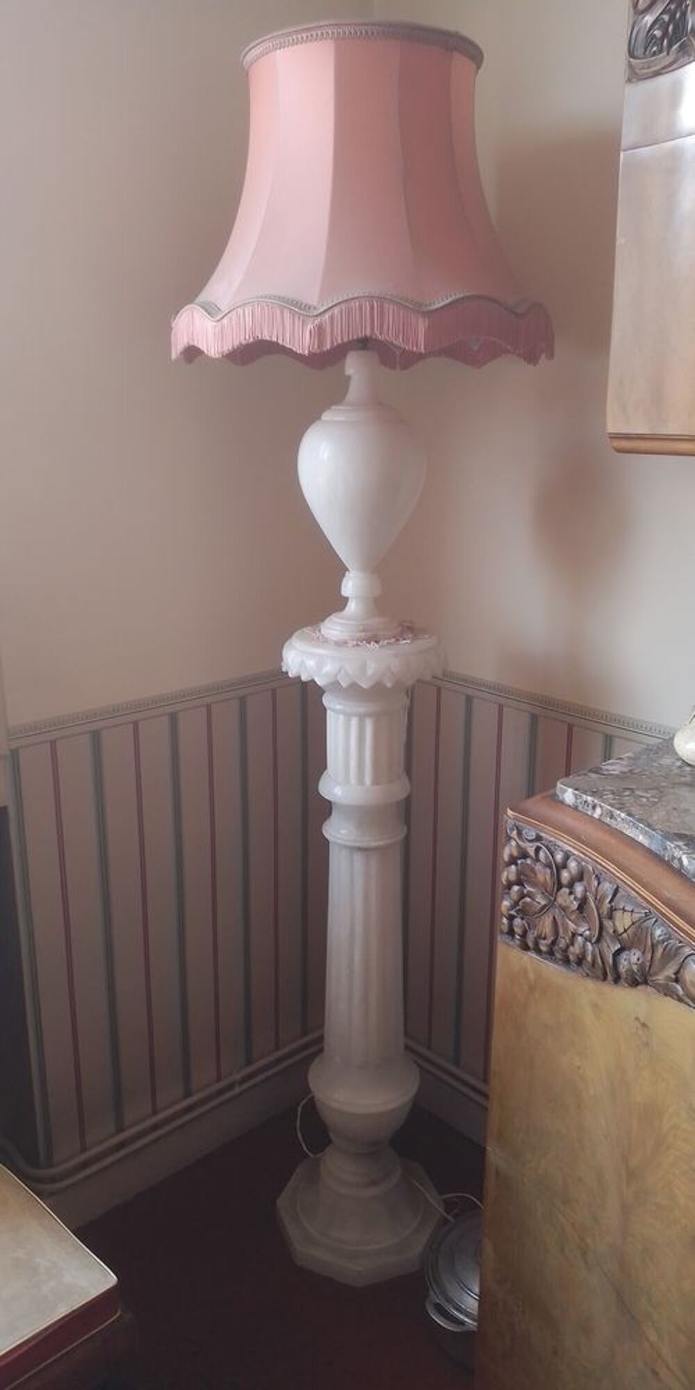 Luminaire en vrai marbre naturel sculpt&eacute; main sur colonne Dcoration