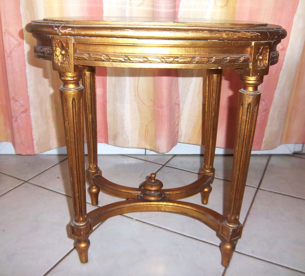 GUERIDON DE STYLE LOUIS XVI EN BOIS DORE DESSUS DE MARBRE Meubles