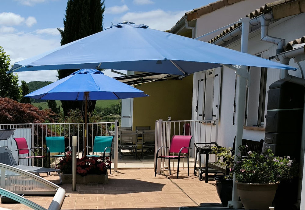 Parasol bleu d&eacute;centr&eacute; de 3 m&egrave;tres 
Meubles