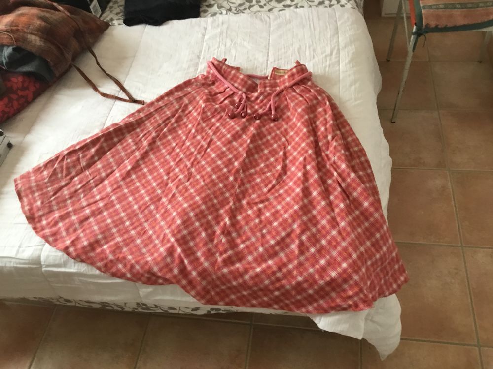 Jolies jupes,toutes taille &agrave; partir du 40.
Vêtements