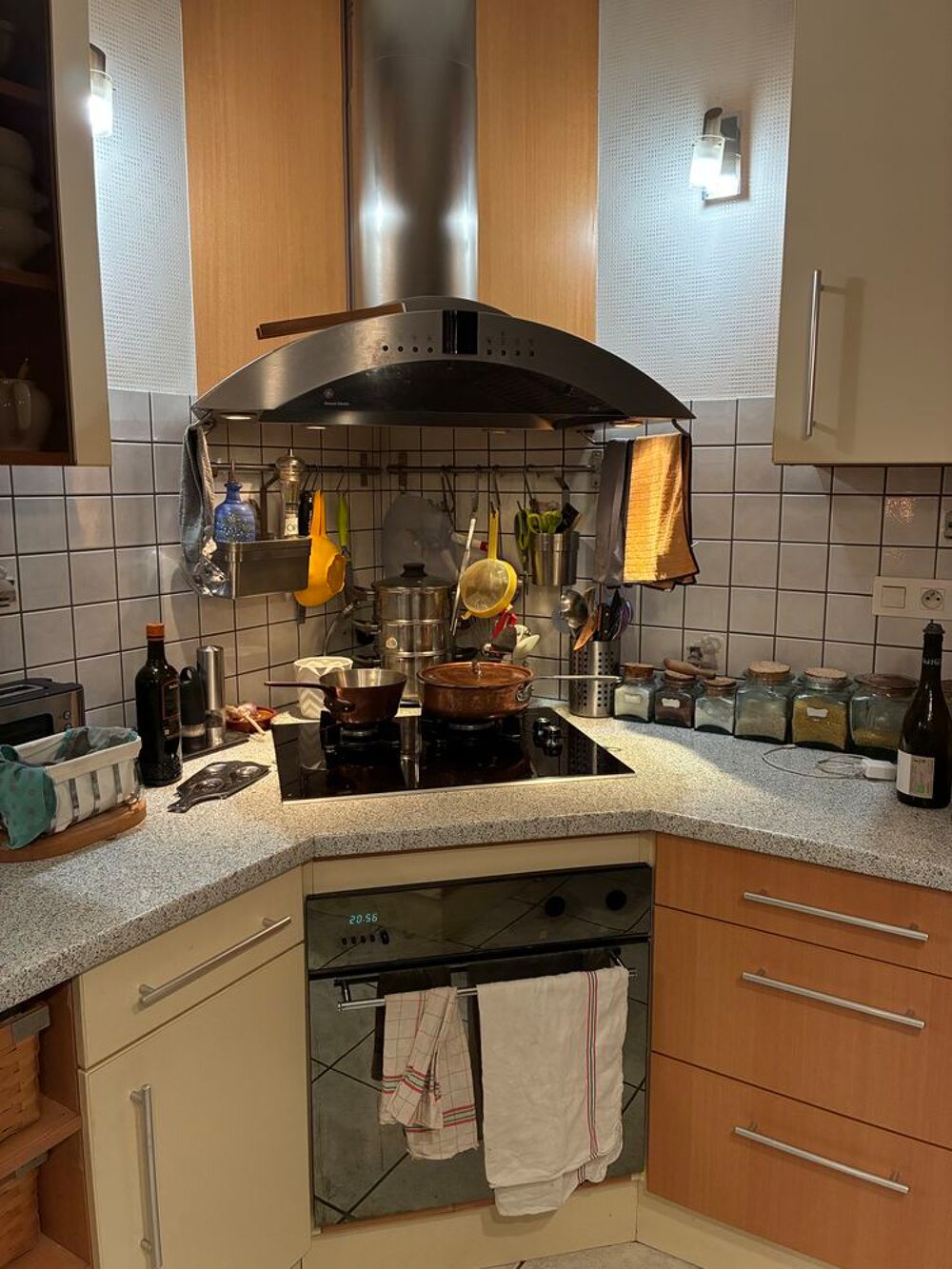une grande cuisine am&eacute;nag&eacute;e Cuisine