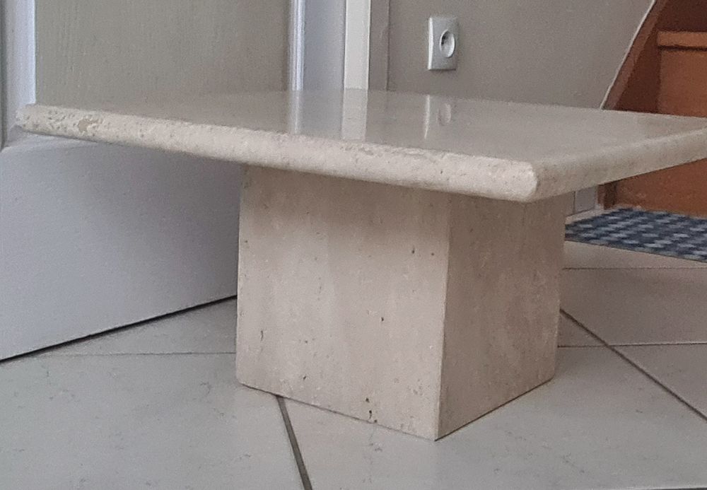 Petite table basse en travertin de Ligne Roset Meubles