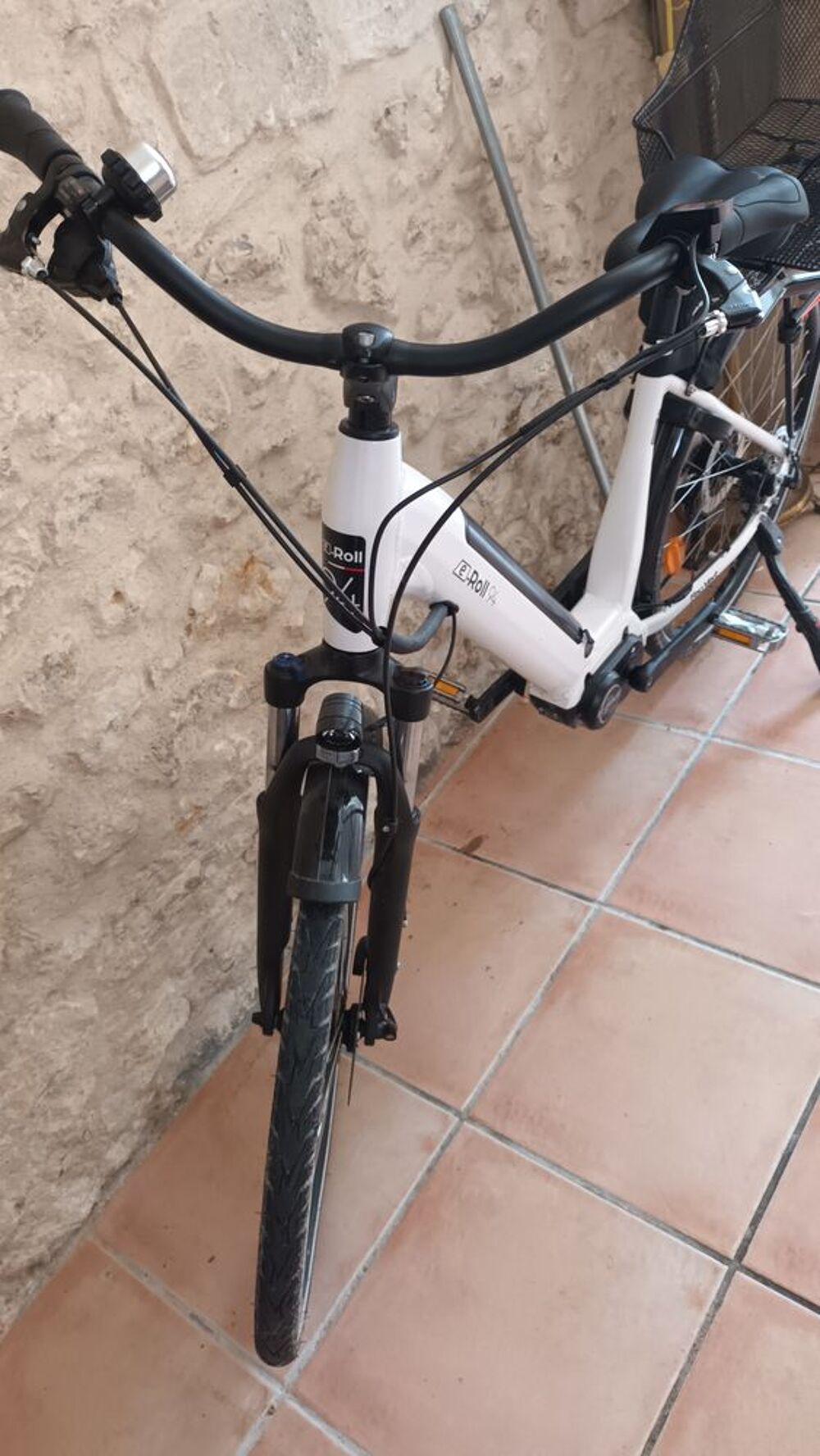 Velo electrique blanc et noir Vélos
