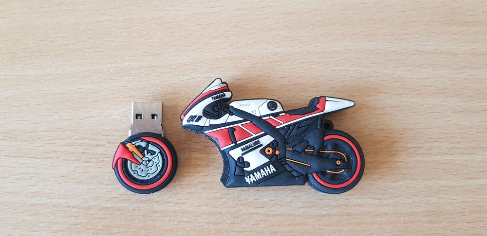 Cl&eacute; usb 8 go moto yamaha r1 Matériel informatique