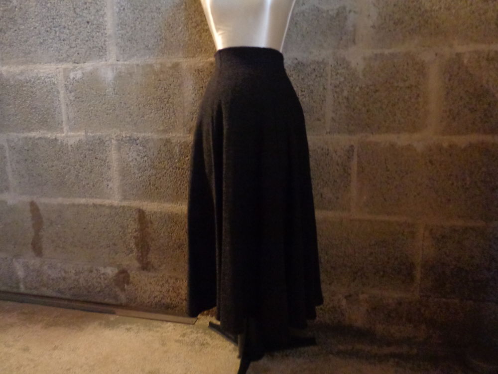 Jupe ample avec 8 l&eacute;s. Vêtements