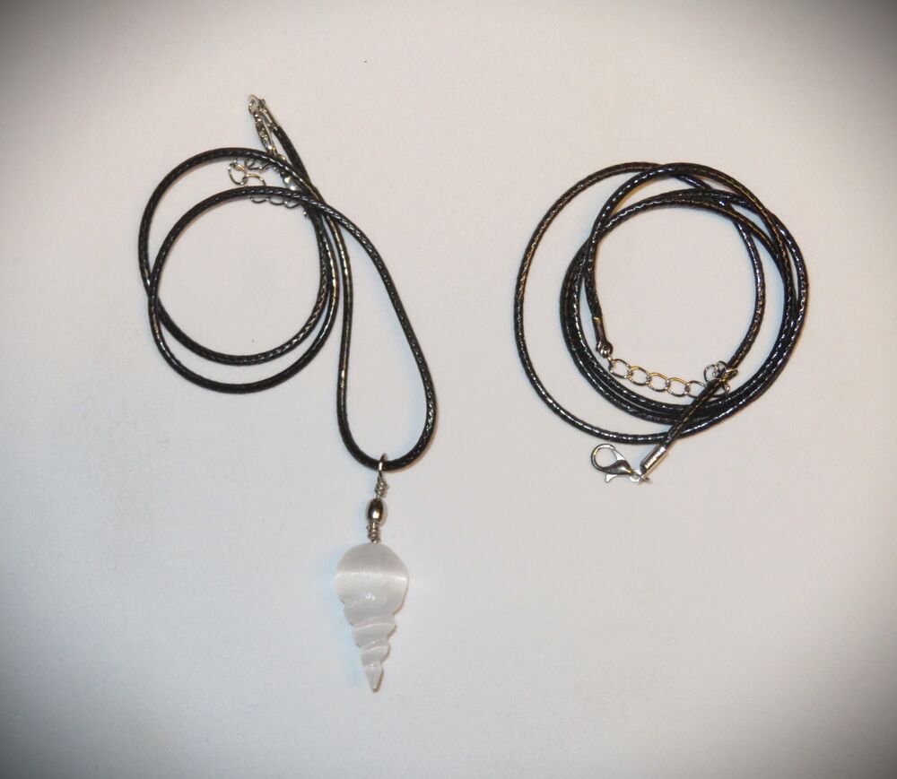 Pendentif spiral en pierre de s&eacute;l&eacute;nite Bijoux et montres