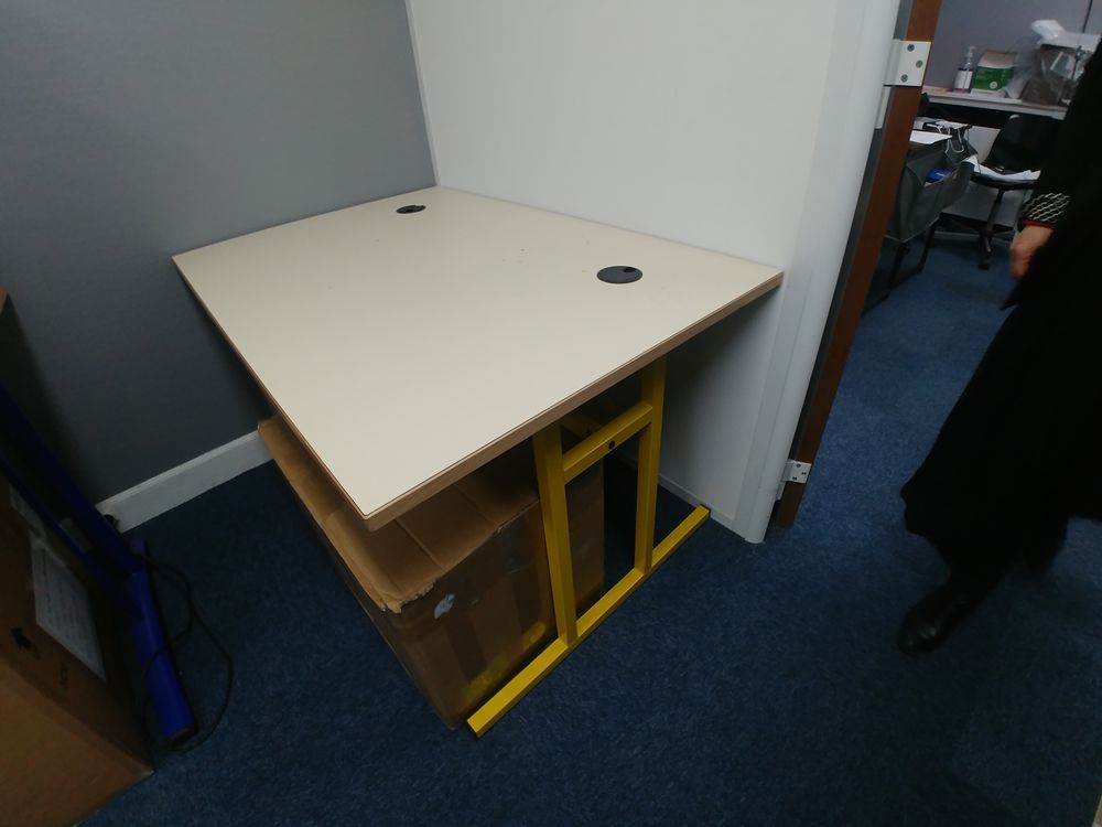 Bureau beige en tr&egrave;s bon &eacute;tat (25€) Meubles