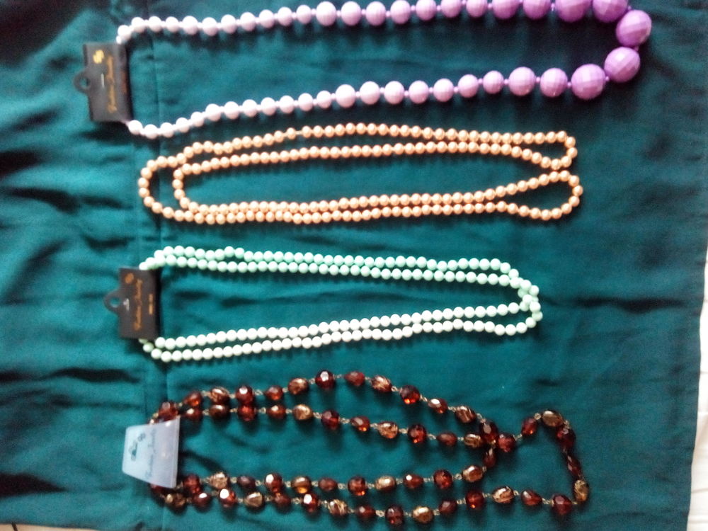 1 Lot 4 Colliers fantaisies neufs Bijoux et montres