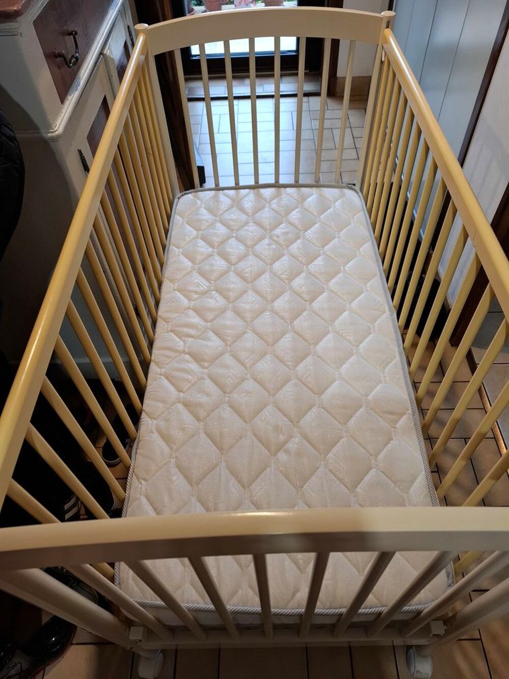 LIT B&eacute;b&eacute; 125 cm long excellent &eacute;tat avec MATELAS NEUF +draps Mobilier enfants