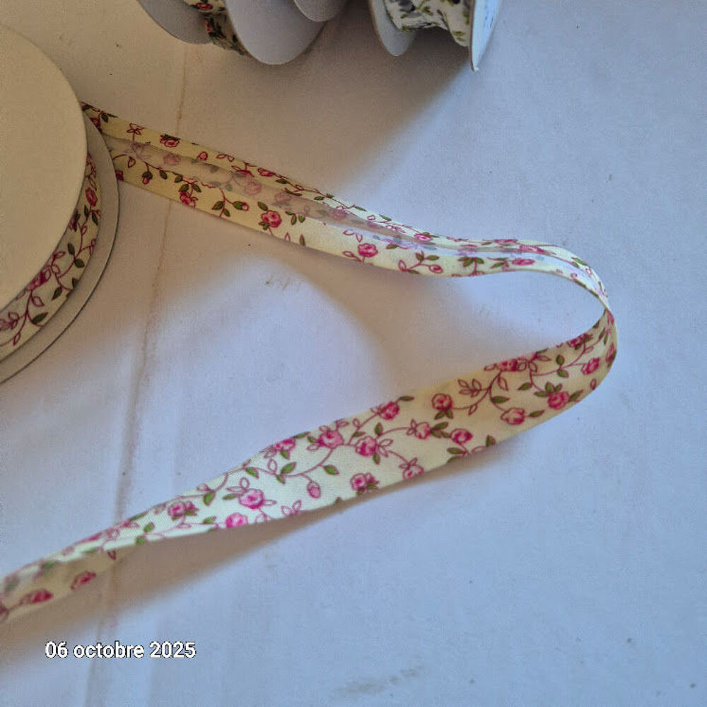 Lot de 5 x 25 m m de biais de couleurs diff&eacute;rentes avec des Bricolage