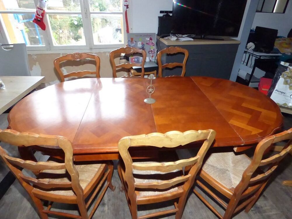 Table + 2 rallonges + 6 chaises (&agrave; nettoyer/revernir) Meubles
