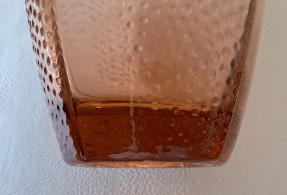vase en verre moul&eacute; couleur rose avec reflets ambr&eacute; Décoration