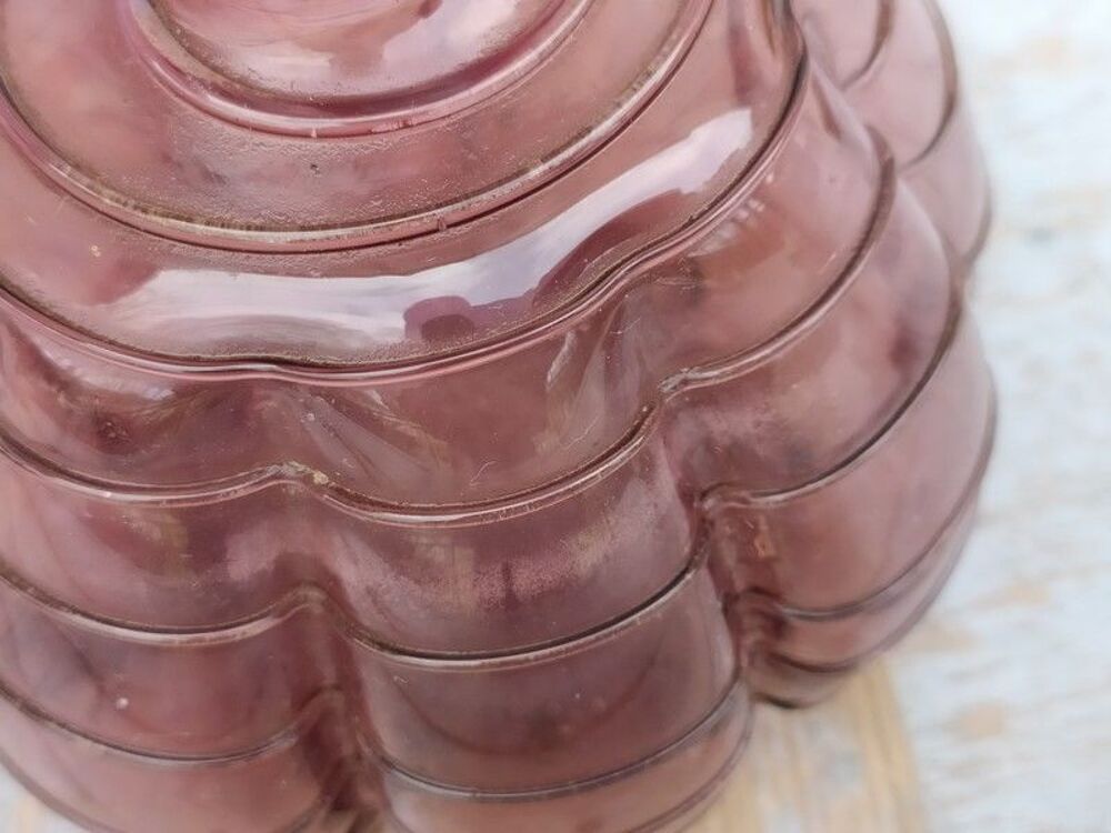 Vase D&eacute;but XX&egrave;me Verre Souffl&eacute; Bulbeux Couleur Lie de Vin 
