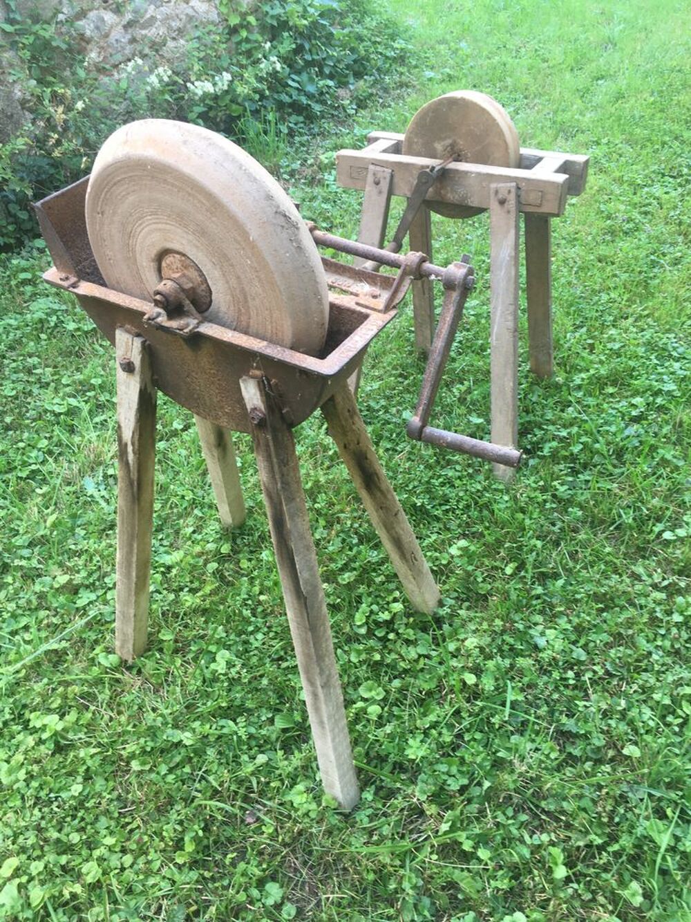 Ancienne meule en pierre &agrave; eau sur cadre/m&eacute;di&eacute;val
Bricolage