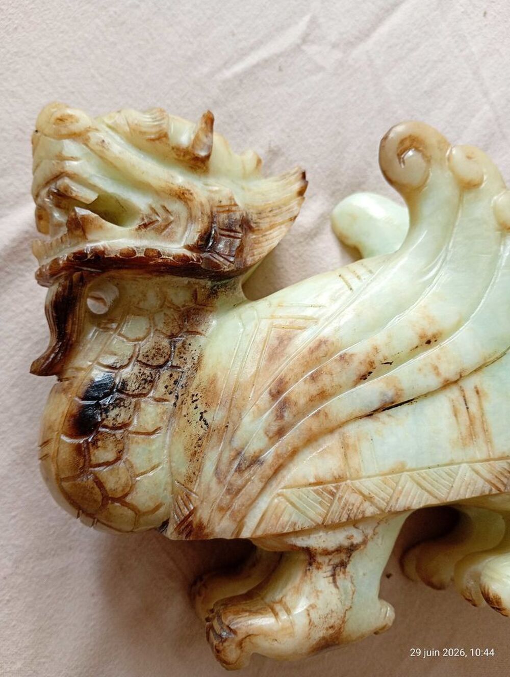 statuette en jade forme de dragon poser sur son socle 