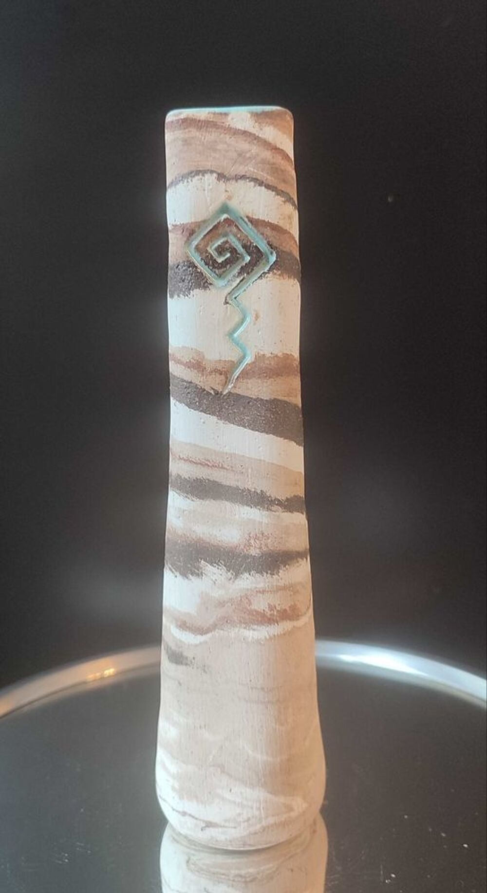 Vase en gr&egrave;s tourn&eacute; sign&eacute; &agrave; d&eacute;cor en relief 