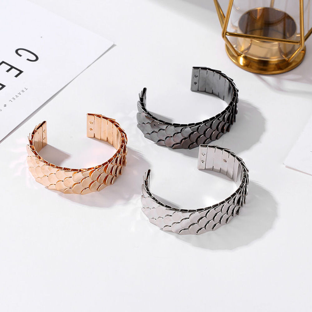 57 bracelets &eacute;cailles noirs, argent,or Bijoux et montres