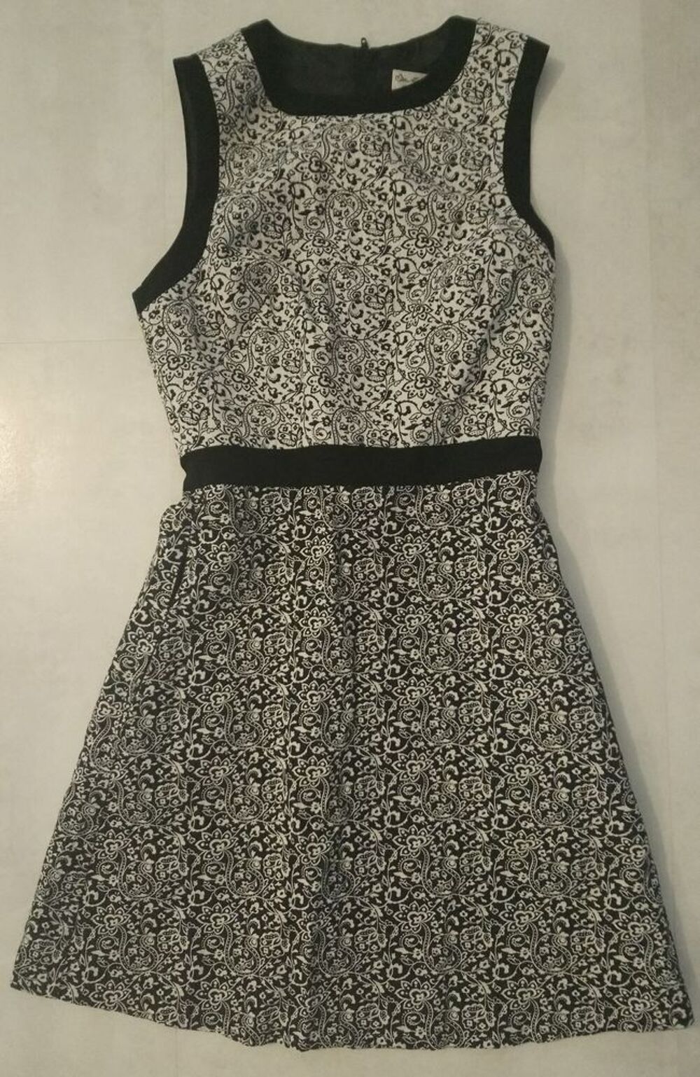 Quasi neuf robe blanche et noire miss Selfridge taille 34 Vêtements
