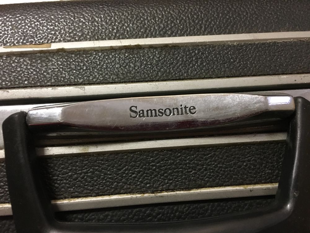 Valise rigide vintage Samsonite avec la clef de fermeture. Maroquinerie