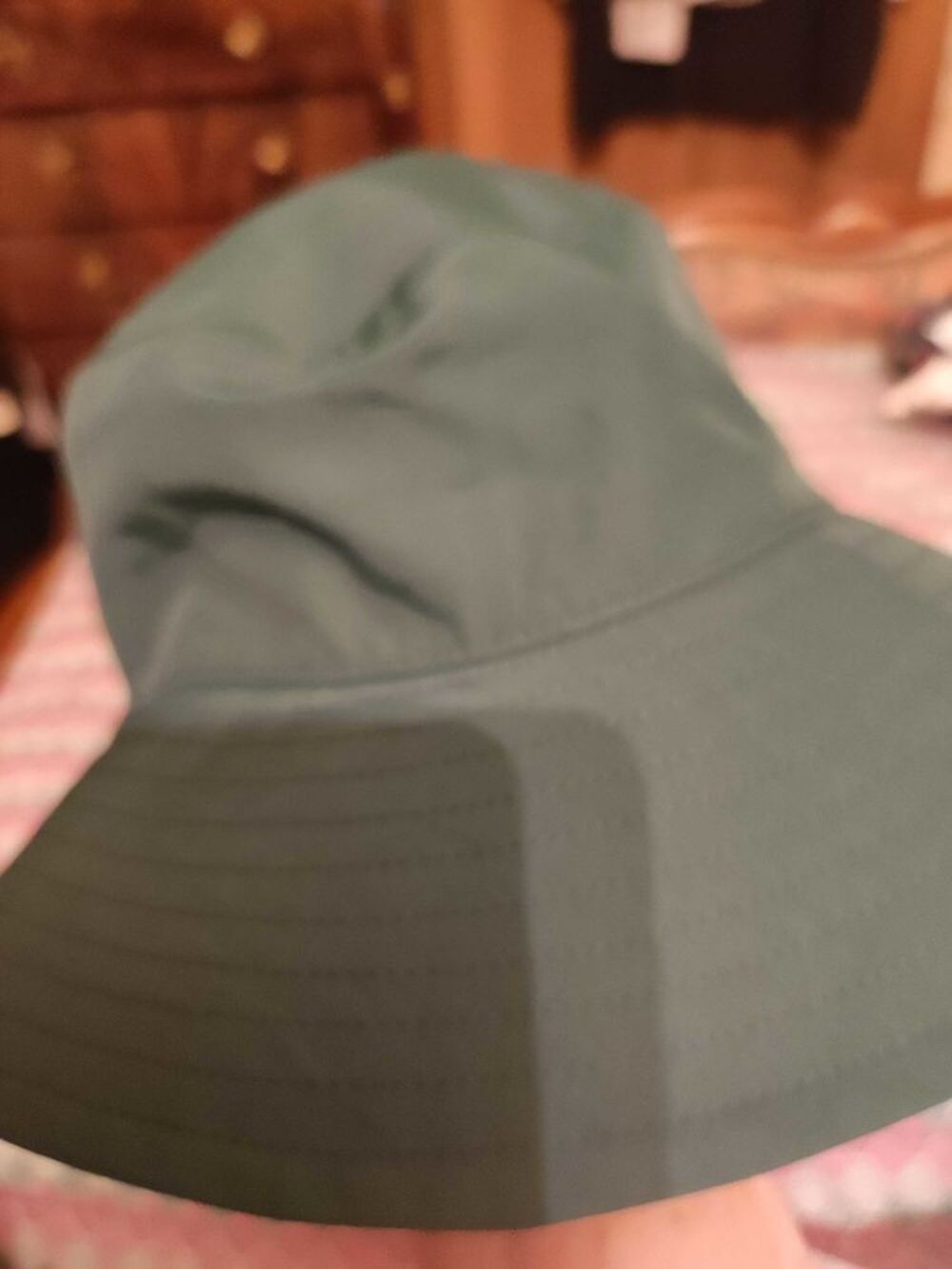 Chapeau vert fonc&eacute; neuf Galeries Lafayette Vêtements