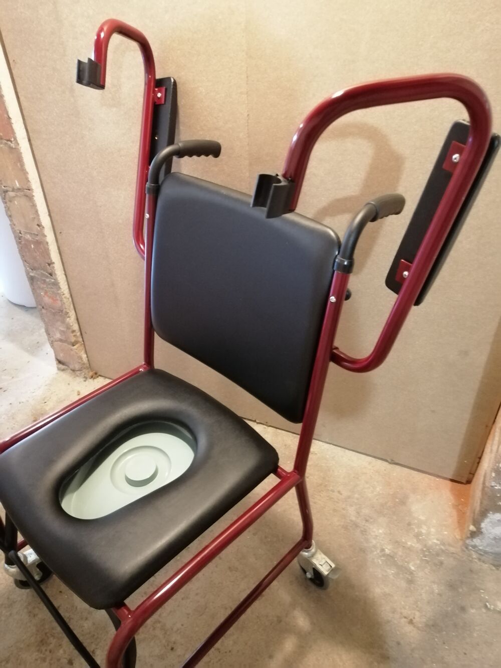 Chaise perc&eacute;e &agrave; roulettes Meubles