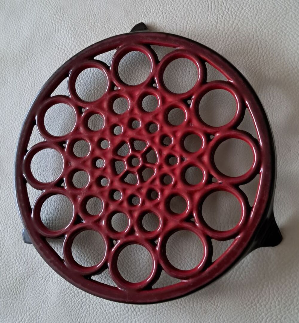 dessous de plat en fonte noir et rouge d&eacute;cor g&eacute;om&eacute;trique Décoration