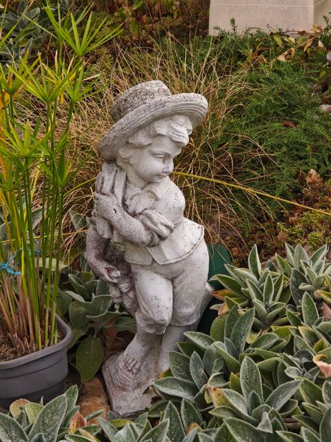 statue jardin en pierre reconstituée blanche. jeune paysan au chapeau Servigny-lès-Sainte-Barbe (57)