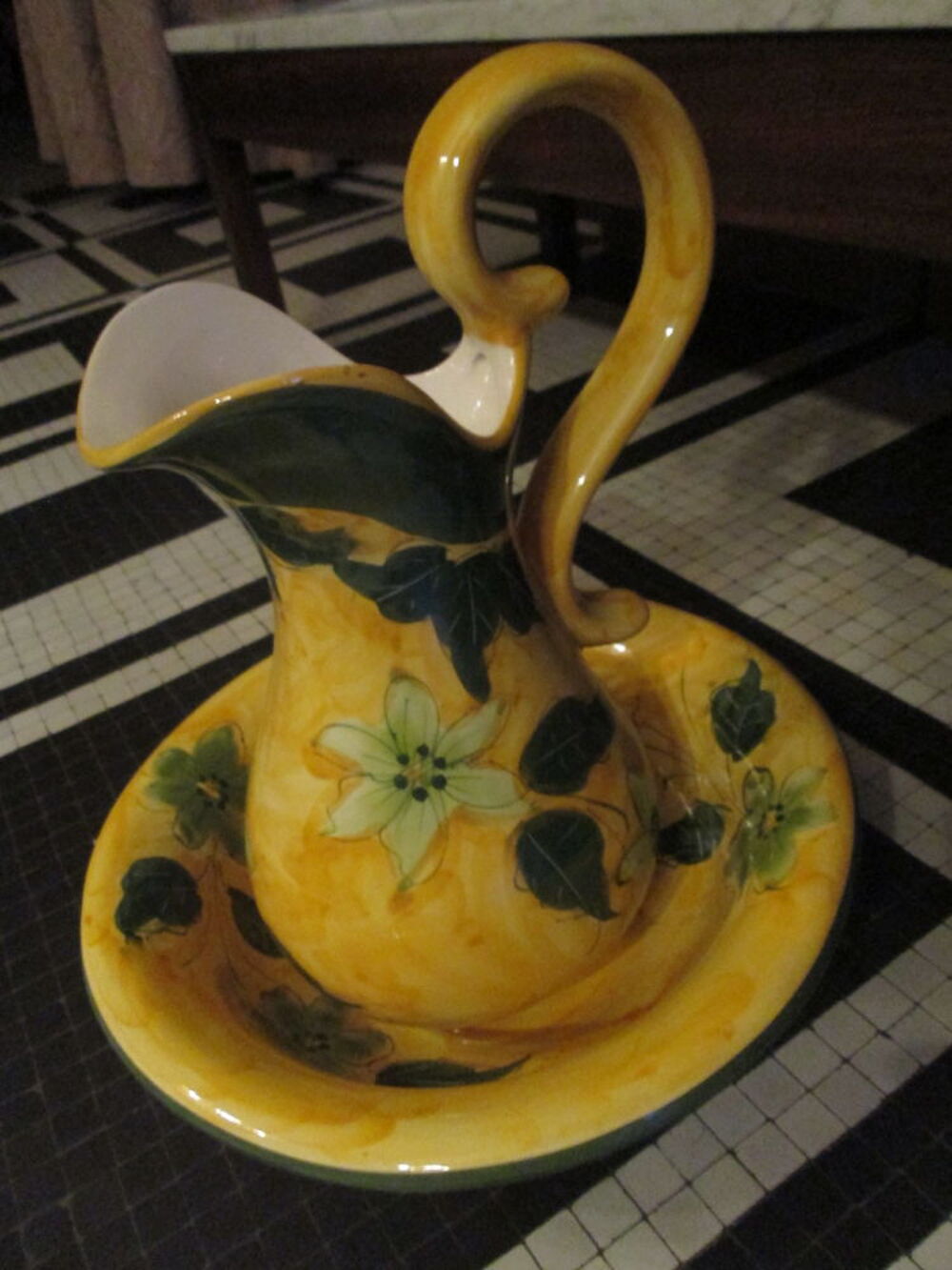 Broc et cuvette en faience, motifs de fleurs et feuilles Décoration