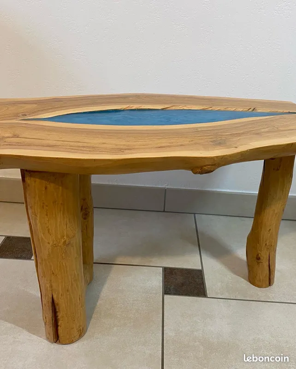 Table basse en r&eacute;sine Meubles