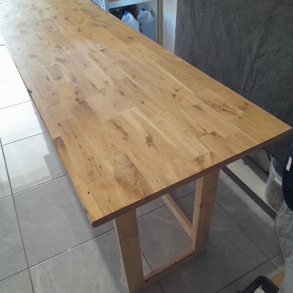plateau de bureau et tr&eacute;teaux en bois. Meubles