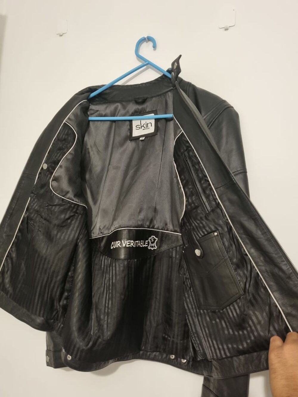 Veste en cuir de couleur noir Vêtements